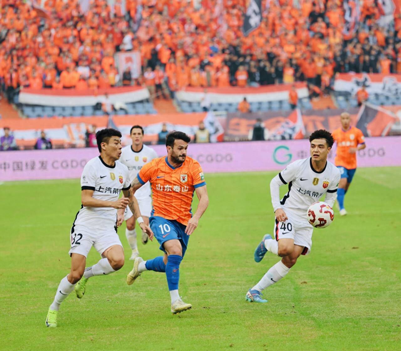 九游体育-洛杉矶湖人迎中超关键赛，赛前内部沟通，压力陡增，身体对抗强度拉满-九游体育