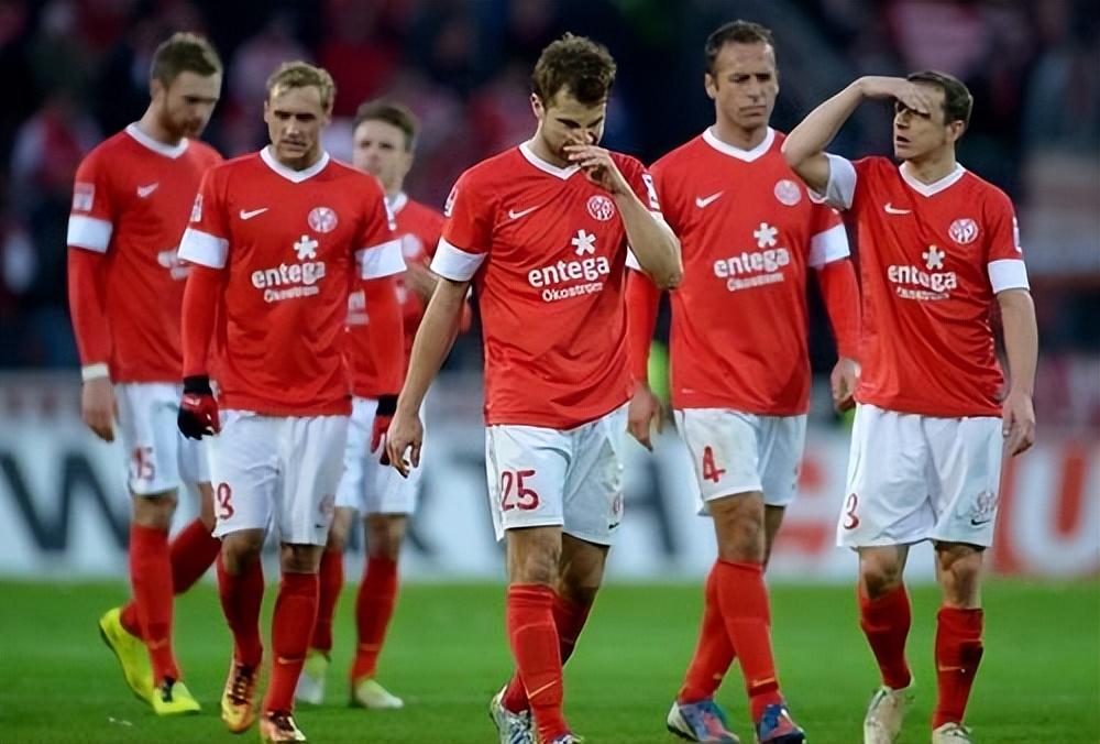 九游体育sports-赛前法兰克福调整名单以备德国杯；战术微调环节打磨；媒体盛赞；纪律约束更严格的简单介绍-九游体育sports