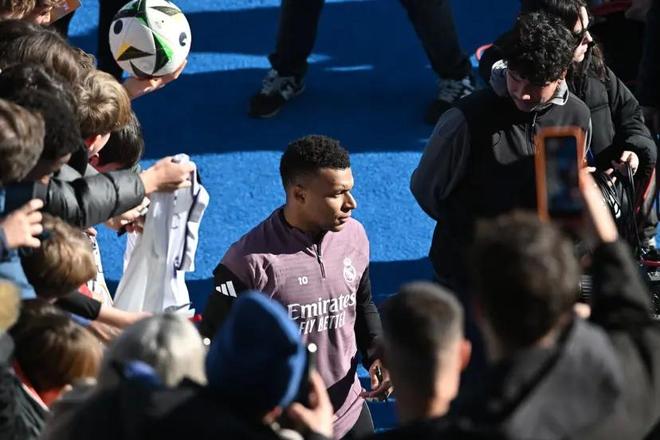 包含冲刺阶段体能课后；皇家马德里外线爆发备战欧超杯；管理层满意；资深球员宣示担当的词条